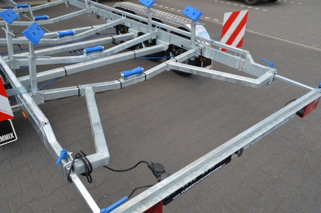 Construction en V pour espace moteur remorque Vlemmix