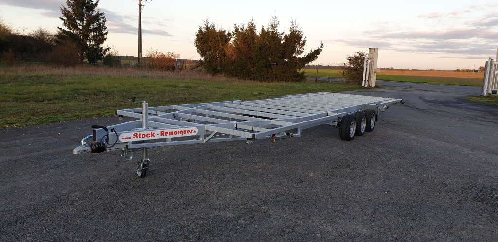 TH 7m80 x 2m44 version basse 3 essieu x 1350 kg