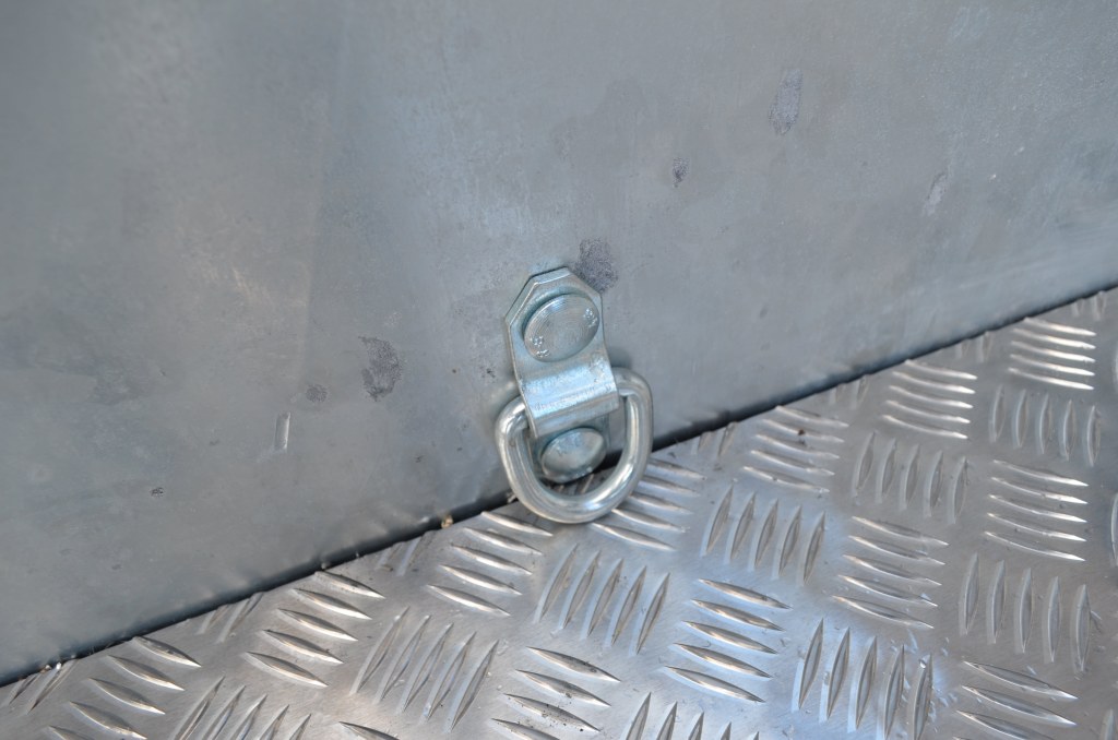 Anneau de sanglage au plancher