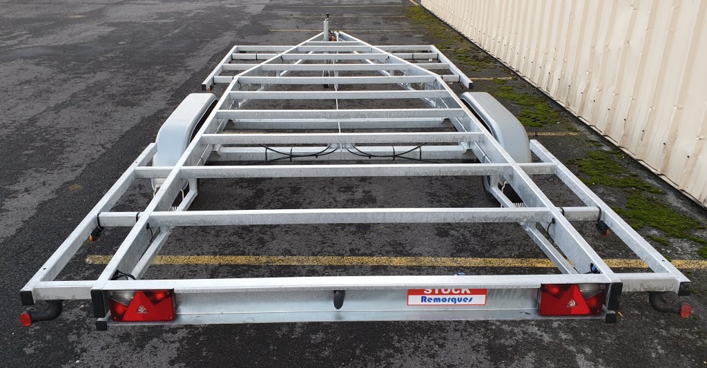 TH 5m40 x 2m44 Plateau 2 x essieu 1800 kg (photo)