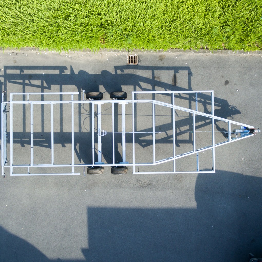 TH 8m40 x 2m44 Plateau 2 essieu x 1800 kg (photo)