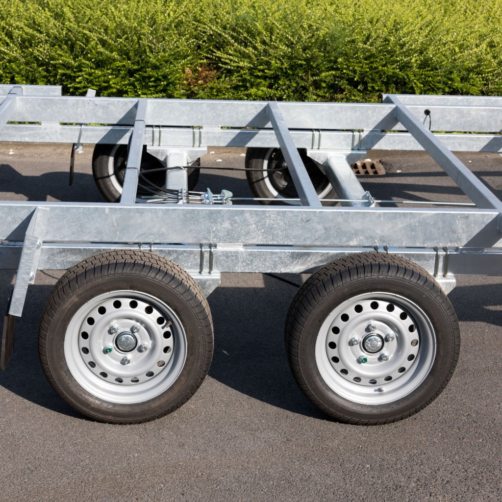 TH 8m40 x 2m44 Plateau 2 essieu x 1800 kg (photo)