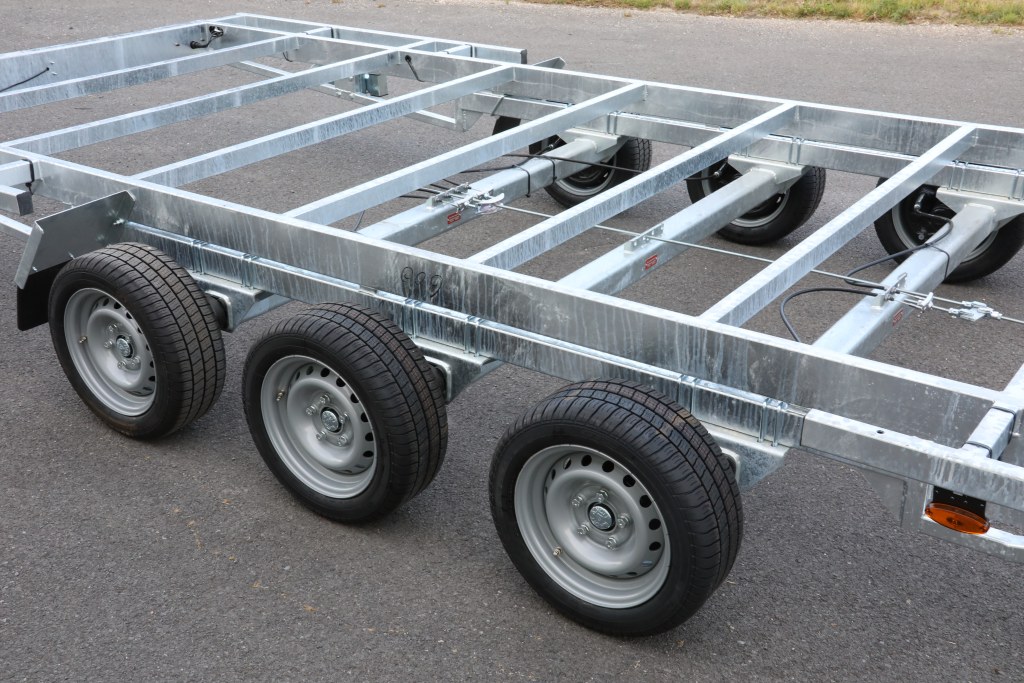 TH 6m60 x 2m44 Plateau 3 x essieux 1350 kg (photo)