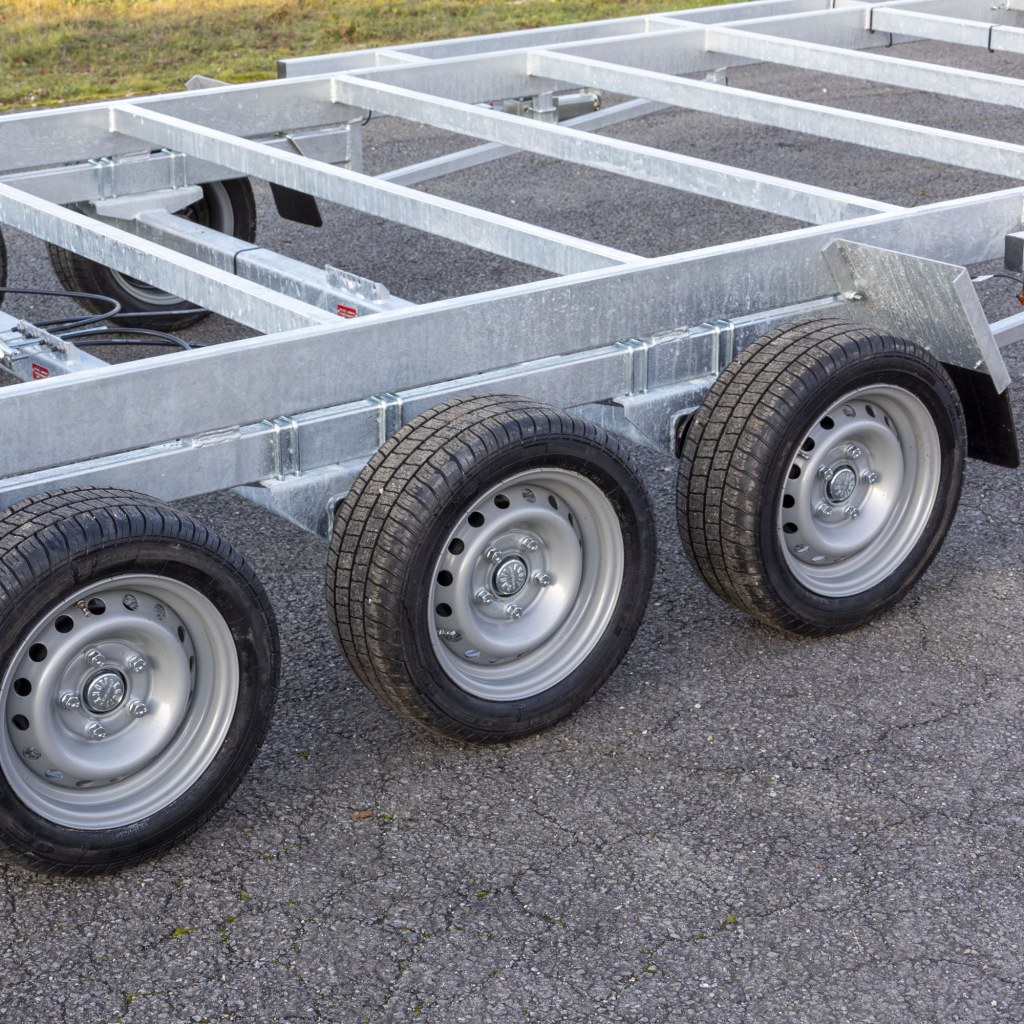 TH 7m20 x 2m44 Plateau 3 essieu x 1800 kg (photo)