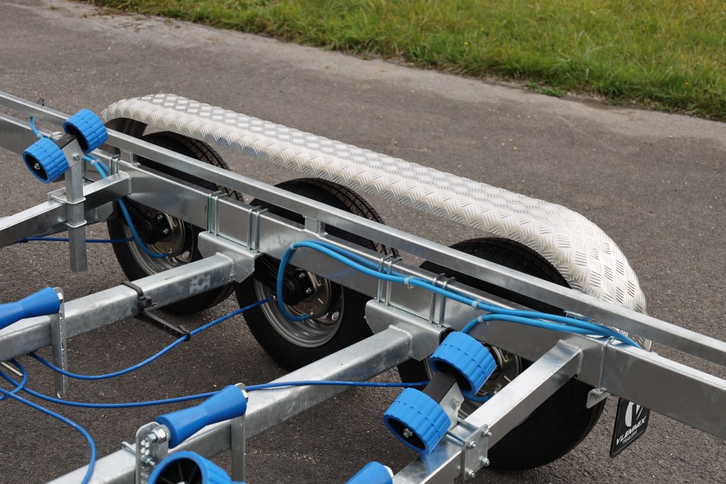 Location remorque porte bateau 3500kg 7m80 3 essieux (photo)