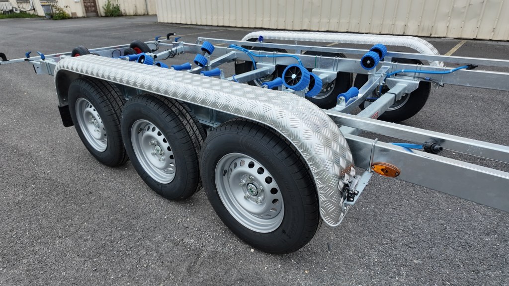 Location remorque porte bateau 3500kg 7m80 3 essieux (photo)
