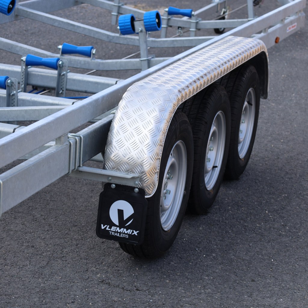 garde boue en alu strillé pour 3 essieux 1800kg